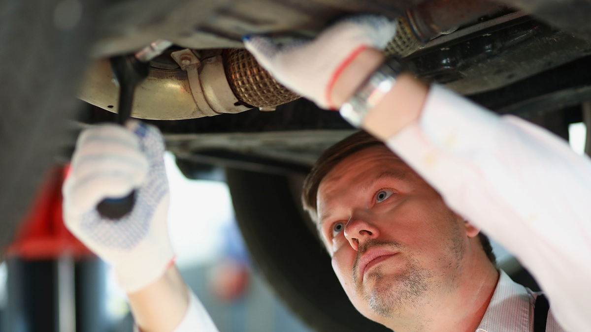 How couriers help automotive mechanics get tools and parts quickly